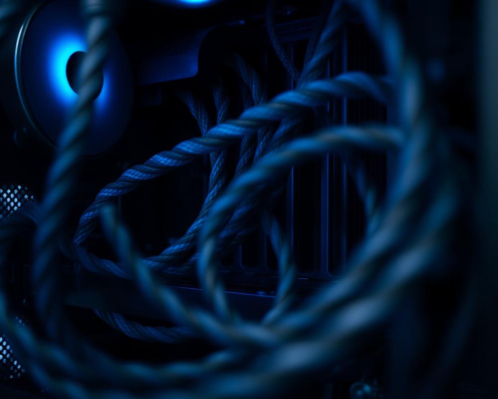 Detalle del cable management interior de un PC gaming