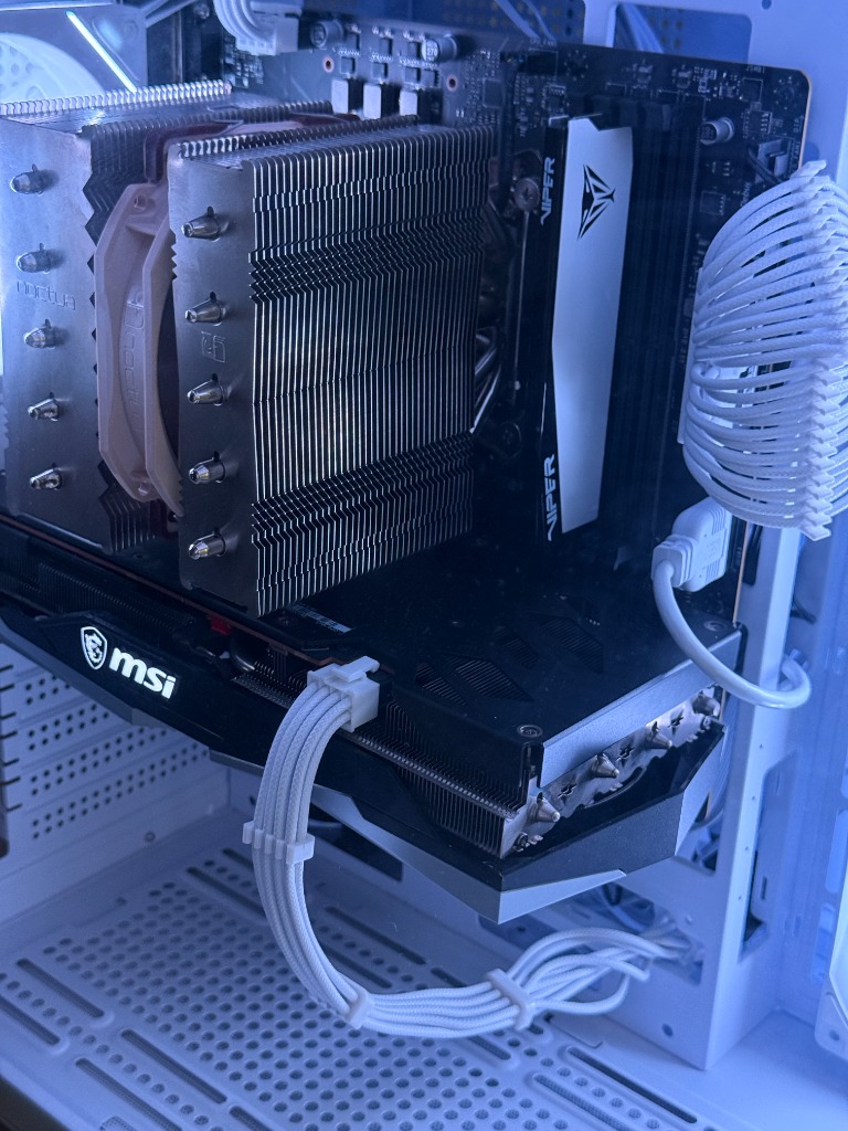 PC gaming blanco estilo acuario de Dani con tarjeta MSI