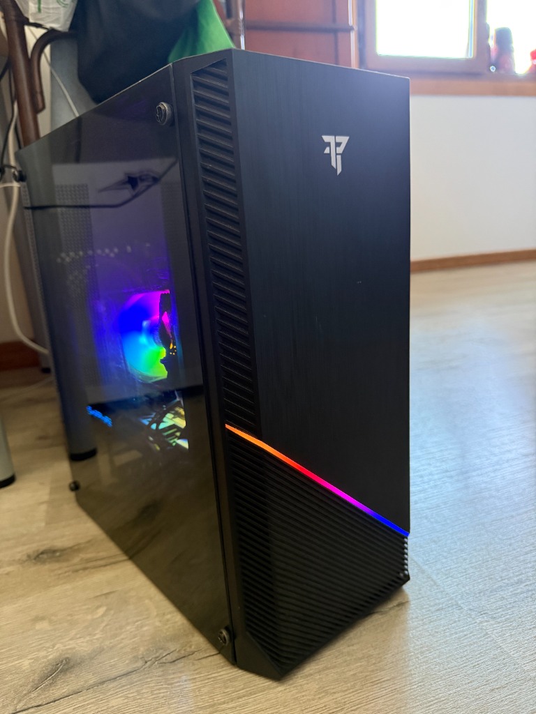 PC gaming negro de Jorge con franja de iluminación RGB